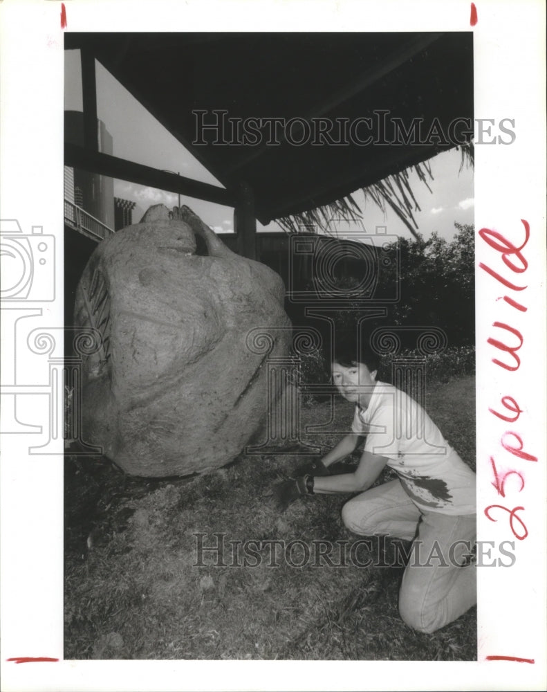1992 Press Photo Ann Trask cleans sculpture in Buffalo Bayou Park, Houston - Historic Images