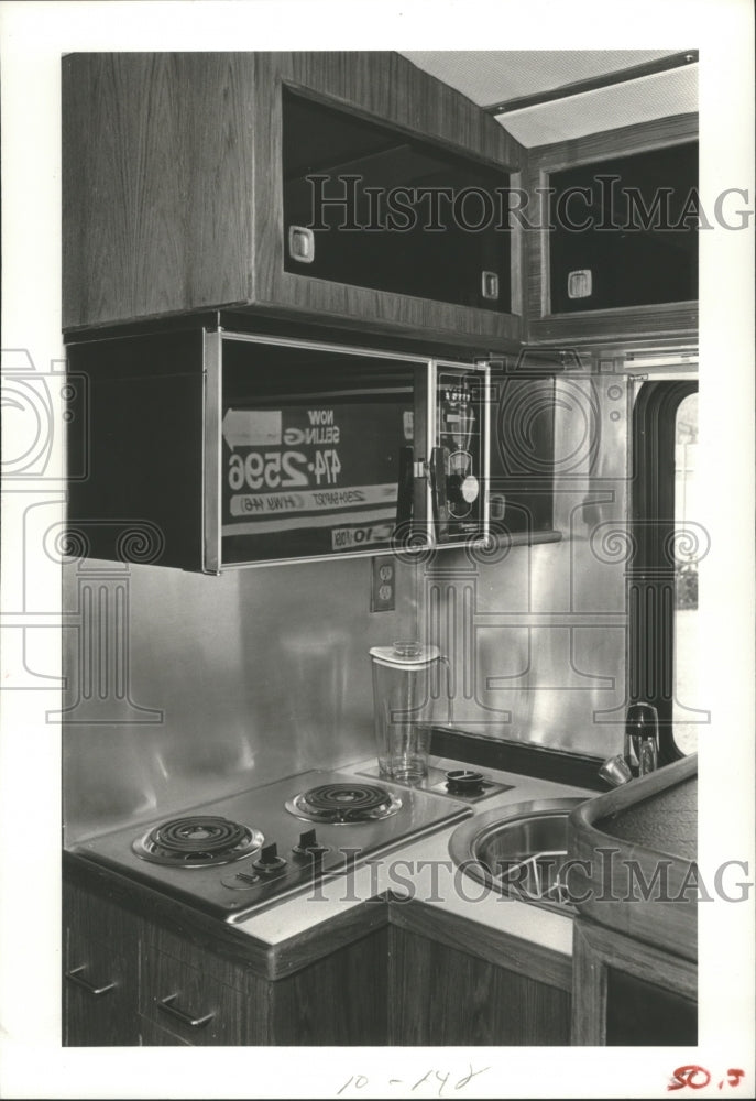 1982 Press Photo Bus Galley Kitchen with Built-In Food Center & Microwave. - Historic Images