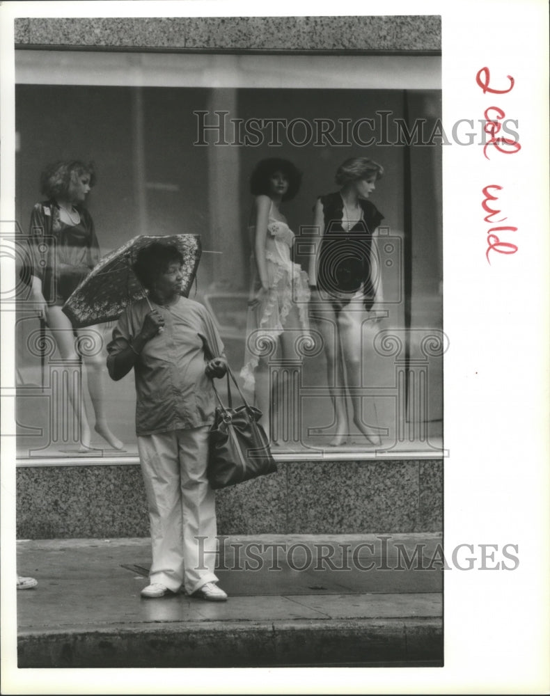 1988 Press Photo A.L. Hampton Waits For Bus Outside Stewarts Dept Store, Houston - Historic Images