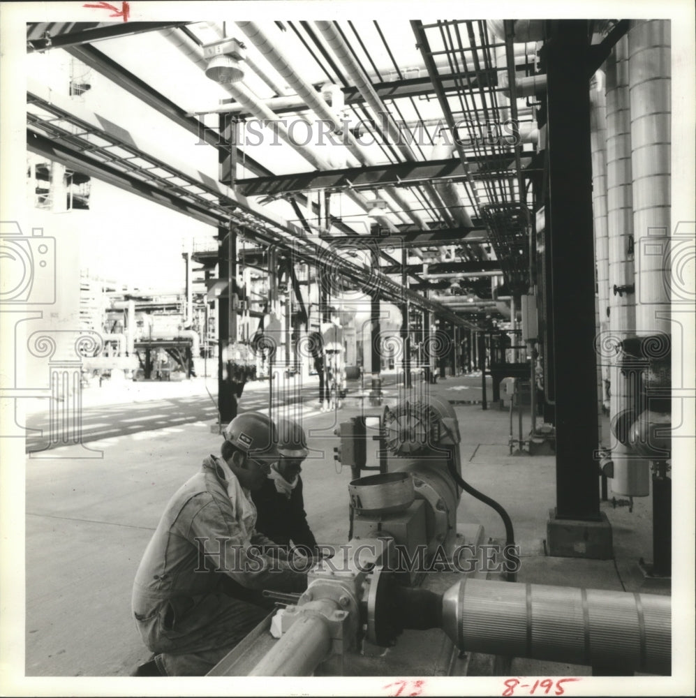 1983 Press Photo Employees of Brown &amp; Root Perform Precommissioning Operations. - Historic Images