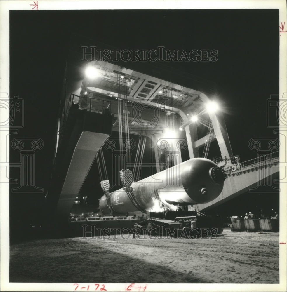 1981 Press Photo RDS Crude Oil Reactor Being Unloaded by Brown & Root Inc. - Historic Images