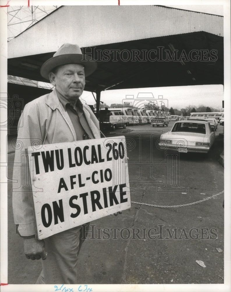 1976 Press Photo Driver Bill Perry Holds Picket Sign at HouTran bus barn Houston - Historic Images