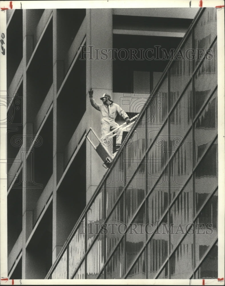 1983 Press Photo Worker guides crane to set glass on Houston Building - Historic Images