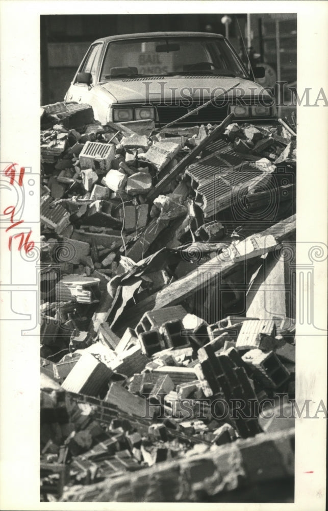 1983 Press Photo Car Appears On Top Of Demolished Building Rubble in Houston - Historic Images