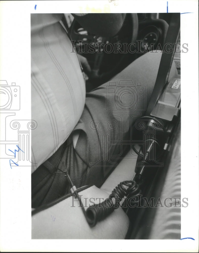 1988 Press Photo Pilot Has Ignition "Kill Switch" Attached to Belt in The Boat. - Historic Images
