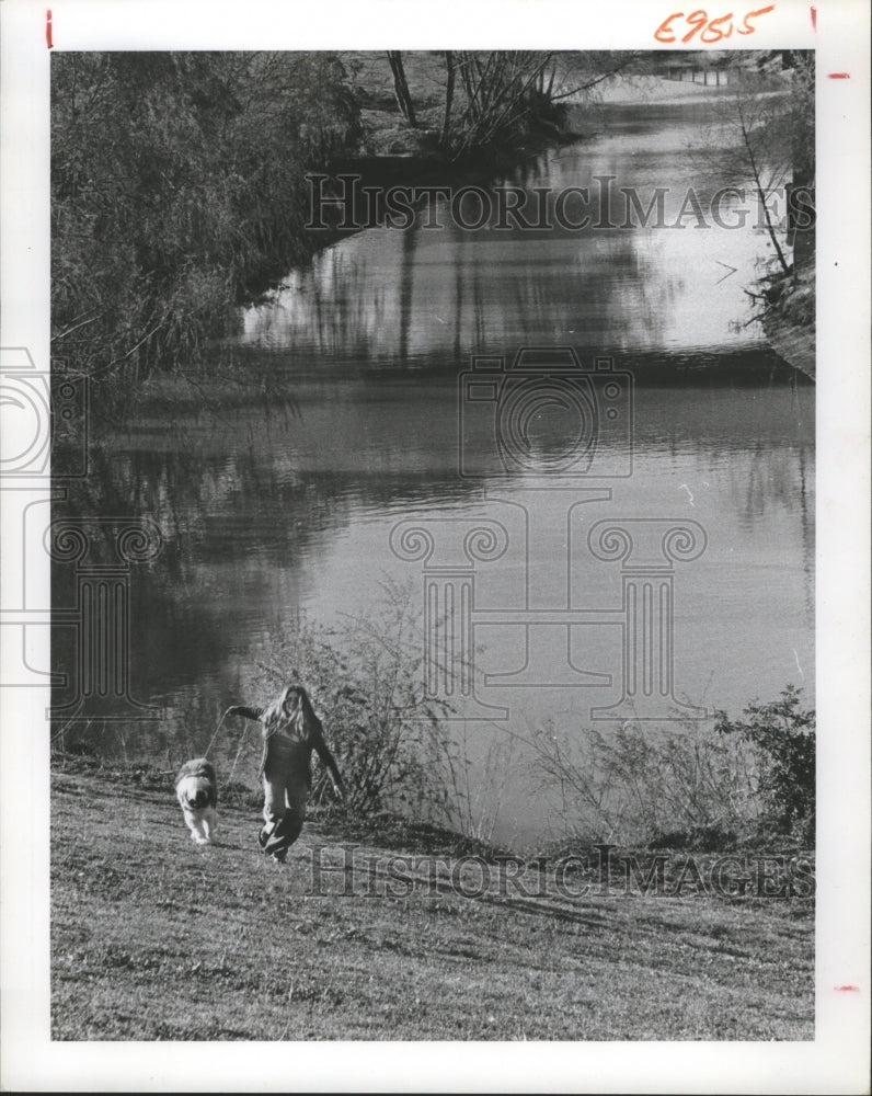 1977 Press Photo LaDonna Alvarez Romping With Dog Mandy at Buffalo Bayou Houston - Historic Images