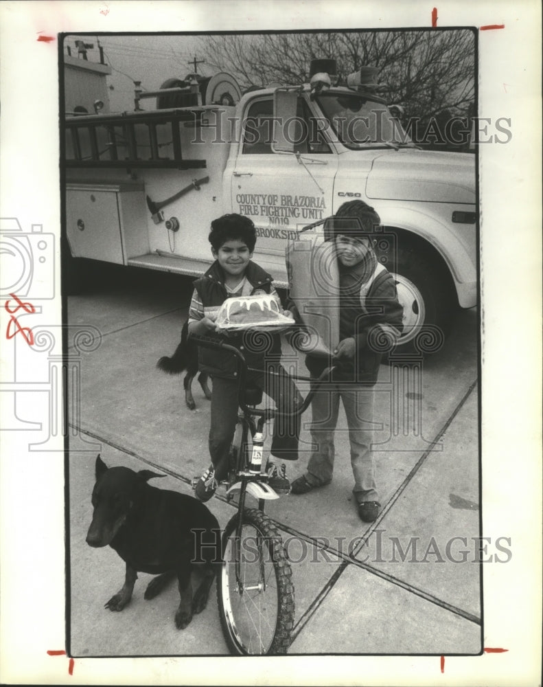 1981 Press Photo Billy Canales &amp; Mike Martinez, Brookside Village, Texas - Historic Images