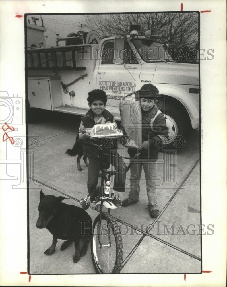 1981 Press Photo Billy Canales & Mike Martinez, Brookside Village, Texas - Historic Images