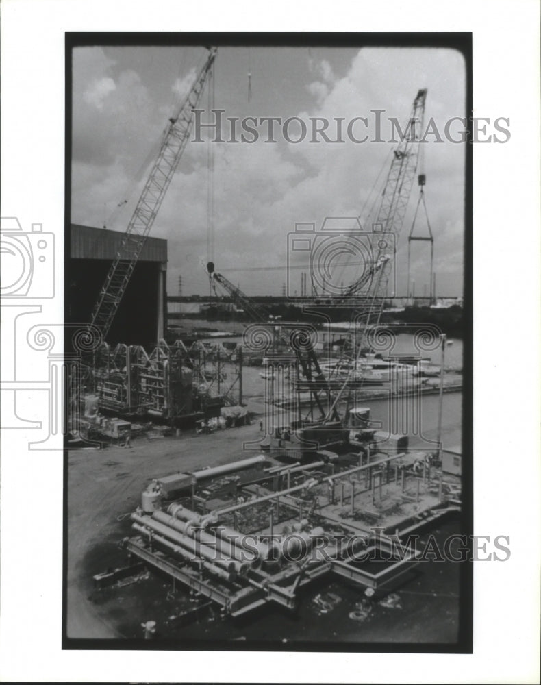 1992 Press Photo Construction of Modules by Brown &amp; Root In Greens Bayou Houston - Historic Images