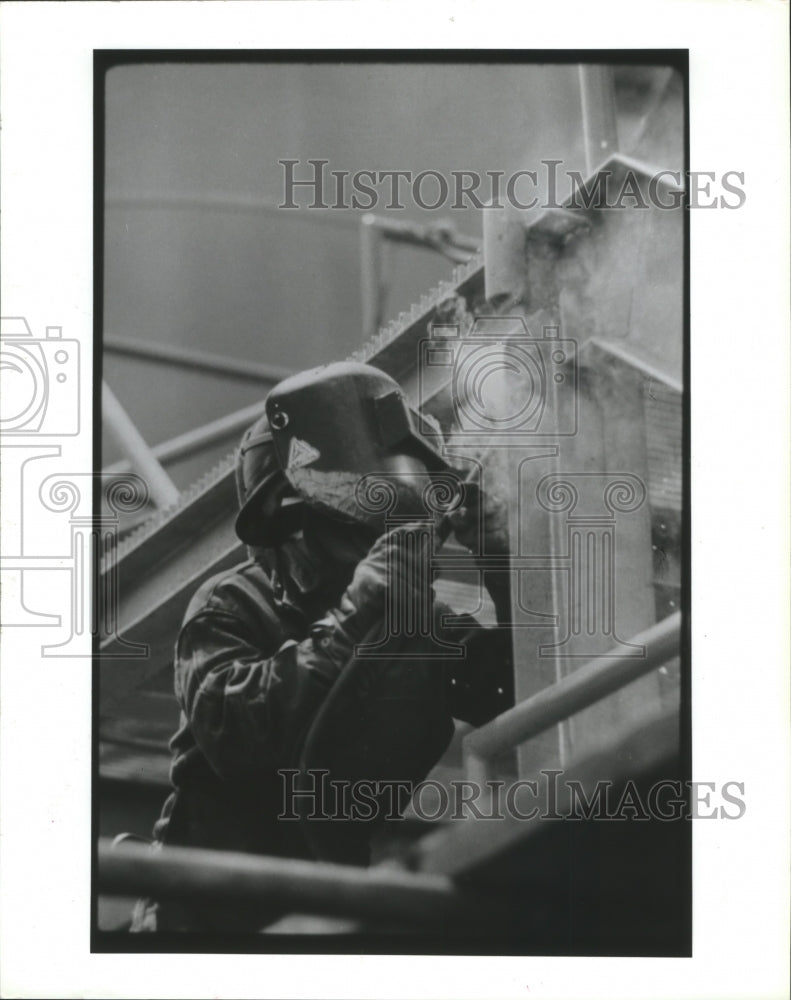 1992 Press Photo Brown & Root Welder Javier Rodriguez Gonzales Works on Module. - Historic Images