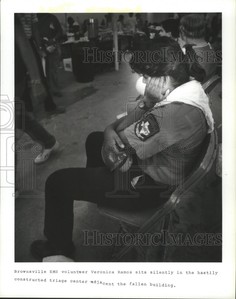 1988 Press Photo Brownsville, Texas EMS Volunteer Veronica Ramos Rests Silently. - Historic Images