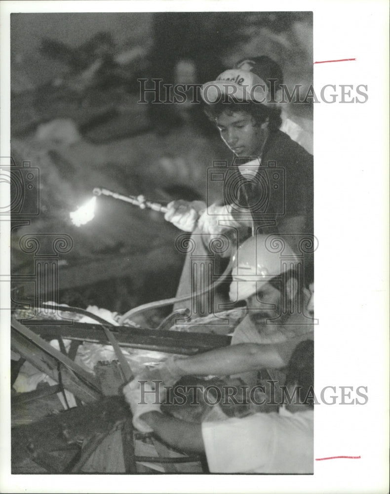 1988 Press Photo Brownsville, Texas Rescue Workers With Torches At Building. - Historic Images