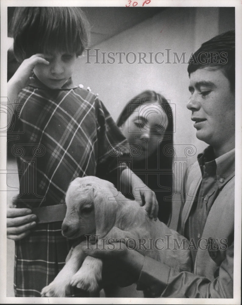 1970 Press Photo Carol Ann Seilhan's Lamb Feels Soft To Blind Willard Johnson. - Historic Images
