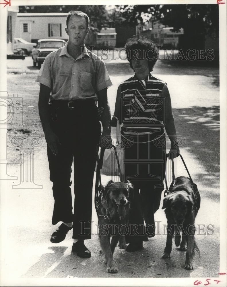 1977 Press Photo Joel &amp; Cindy Burch Both Blind, Exercise Their Dogs in Houston. - Historic Images