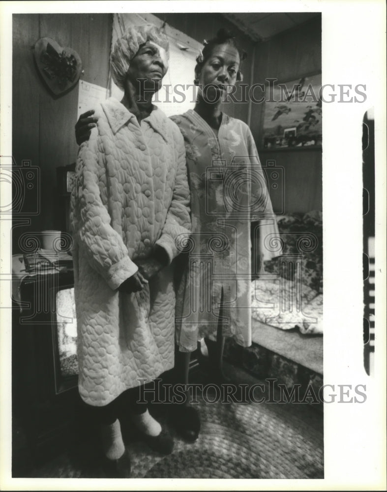 1986 Press Photo Lillie Mae Hamilton and Sarah Smith in El Campo, Texas - Historic Images