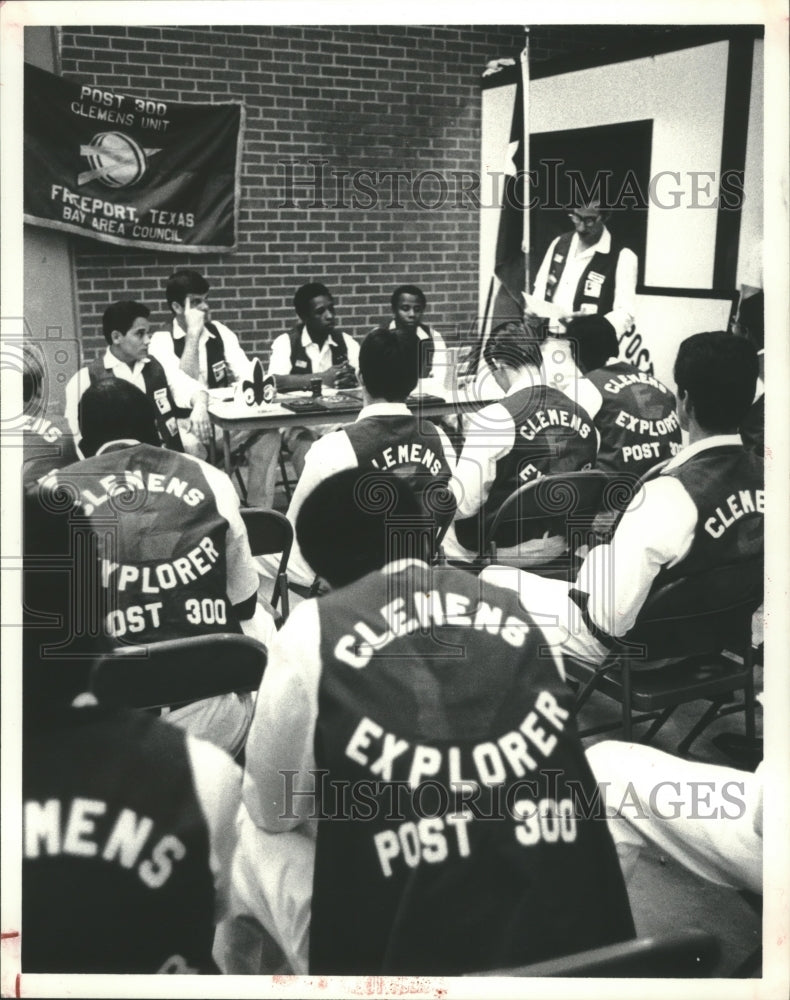 1979 Press Photo Lester Beaird chats with Scouts at Clemens Prison Farm, Texas - Historic Images