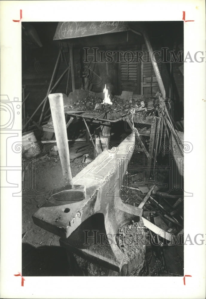 1981 Press Photo Black Smithing Tools Including Forge, Anvil & Hammer. - Historic Images