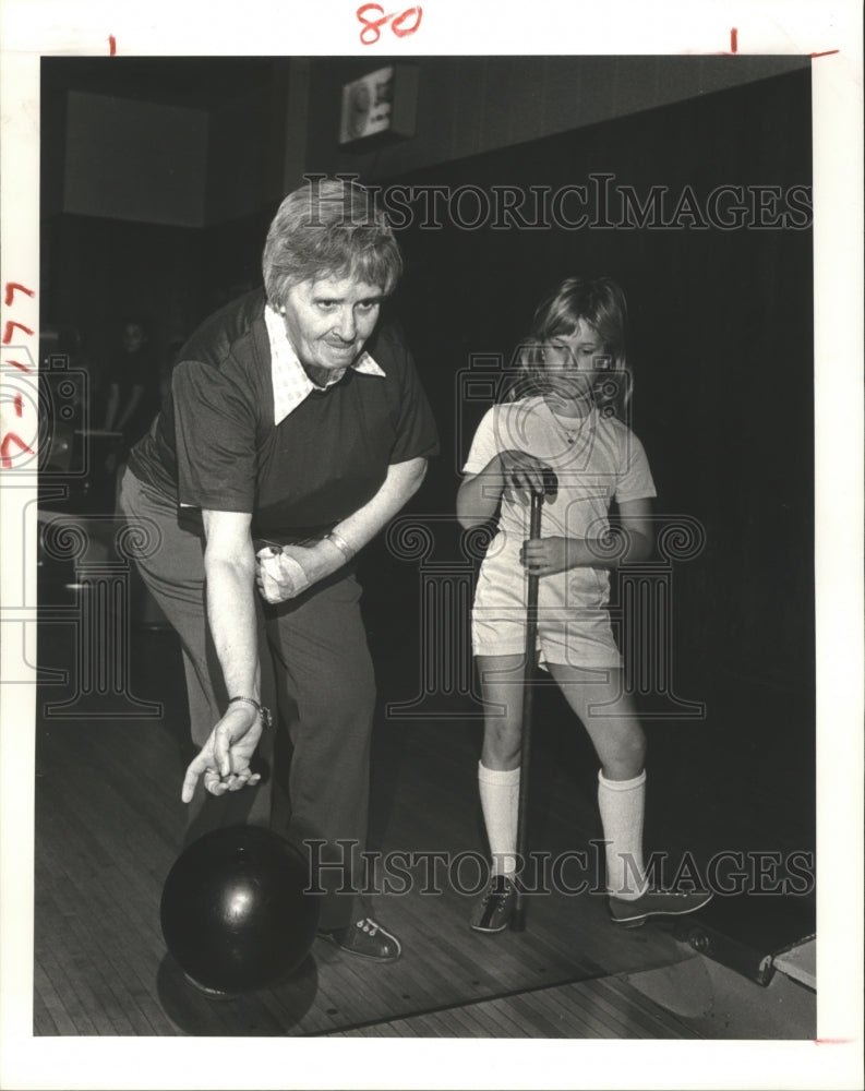 1983 Press Photo Christin Smith & Ishuan McCutcheon, Blalock Nursing Home Bowls. - Historic Images