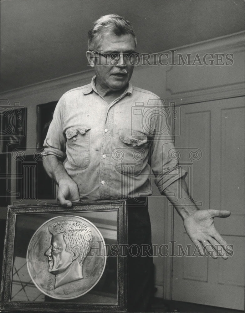 1969 Press Photo Texas Blacksmith De Leon Holds Enlarged Kennedy Coin-Historic Images