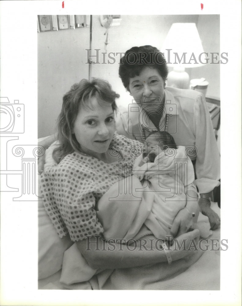 1989 Press Photo Christine Mink Holds Newborn Nicole With Mother Una Fulcher. - Historic Images