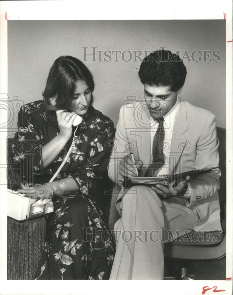 1983 Press Photo Christina Potter and Tino Bekhradi check &quot;The Black Book&quot; - Historic Images