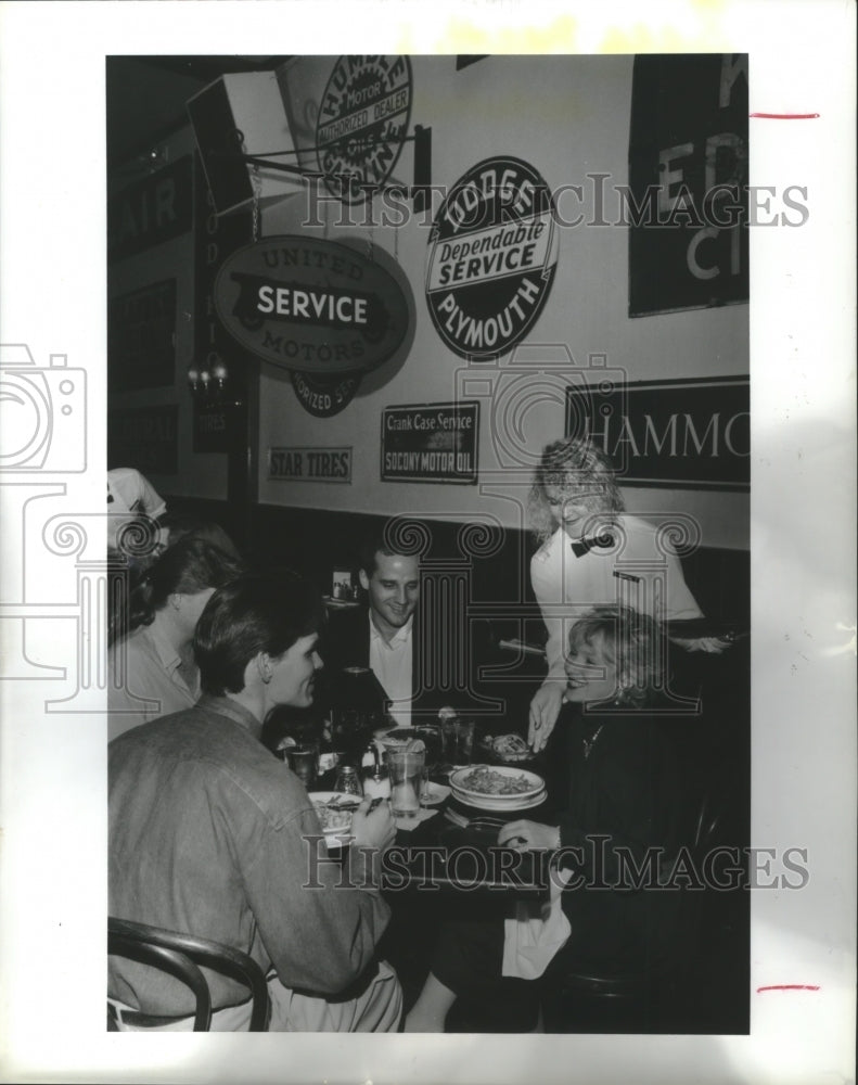 1991 Press Photo Waitress Michelle Fetterick at the Birraporettis in Houston - Historic Images