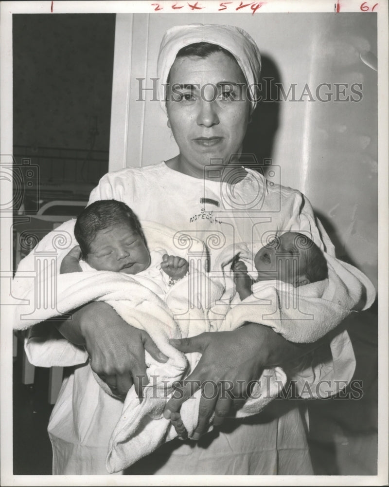 1959 Press Photo Nurse Fermina Carrera with Medellin twins, Houston - hca12569 - Historic Images