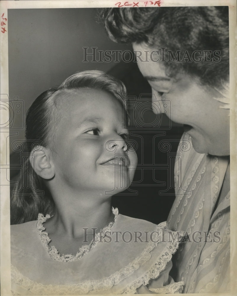 1959 Press Photo Mrs. Carl Hagg &amp; Little Girl Naturalization Citizen of Houston. - Historic Images