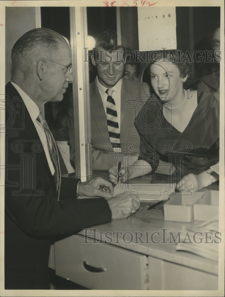 1957 Press Photo Mrs. Lydia Nutlon Receiving Naturalization Citizenship, Houston - Historic Images