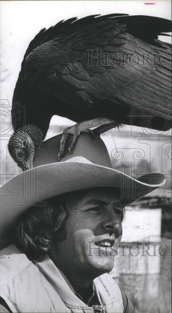 1974 Press Photo Cowboy Fisher Lets Oscar Buzzard Sit on His Hat. - hca12607 - Historic Images