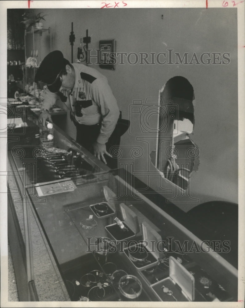 1978 Press Photo Patrolman Inspects Clay M Walker Jewelry Burglary, HOuston - Historic Images