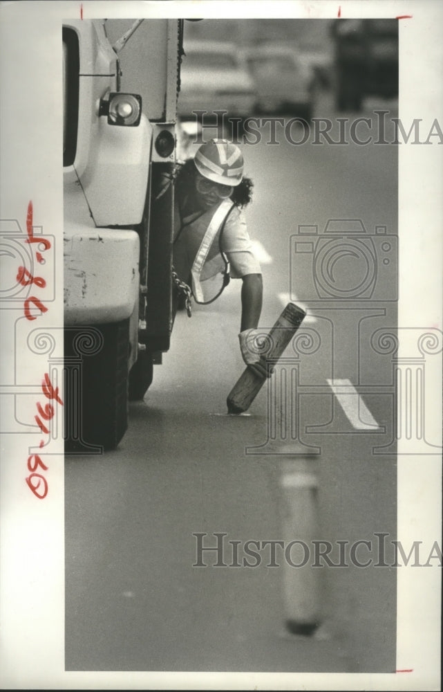 1981 Press Photo Rosie Myers Gathers Bobbling Pylons on Bus Lane in Houston. - Historic Images