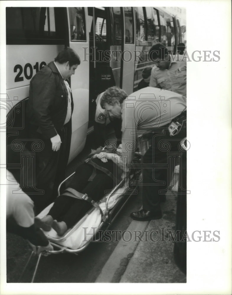 1988 Press Photo Medical workers treat woman from a Bus accident, Houston - Historic Images