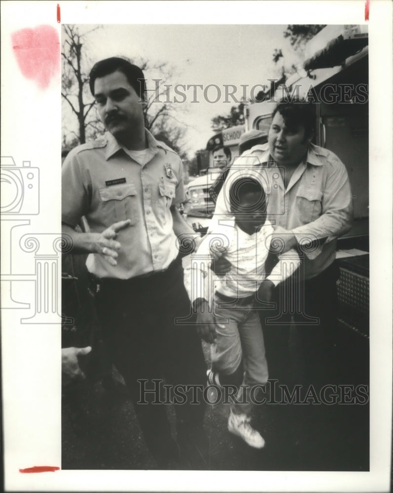 1985 Press Photo Joe Louis limps to ambulance after bus accident, Houston - Historic Images