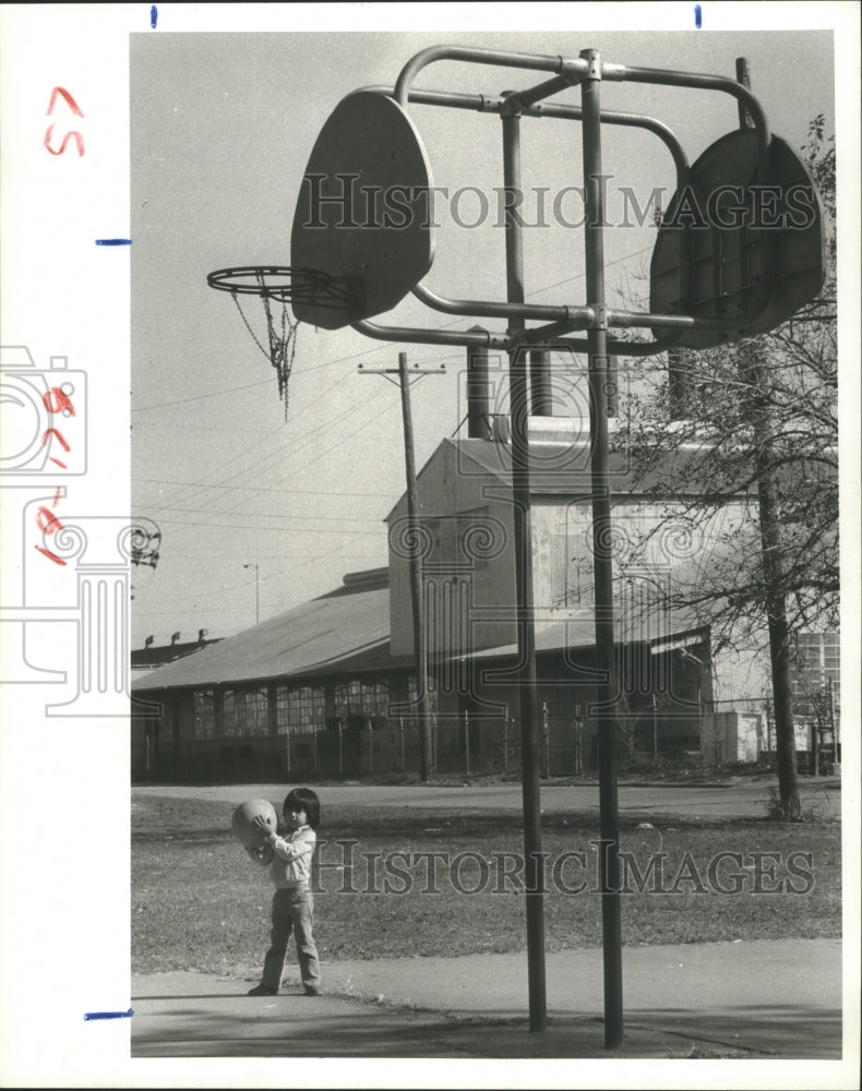 1983 Press Photo Carlos Gonzales plays in Burnett Park, Houston - hca12635 - Historic Images