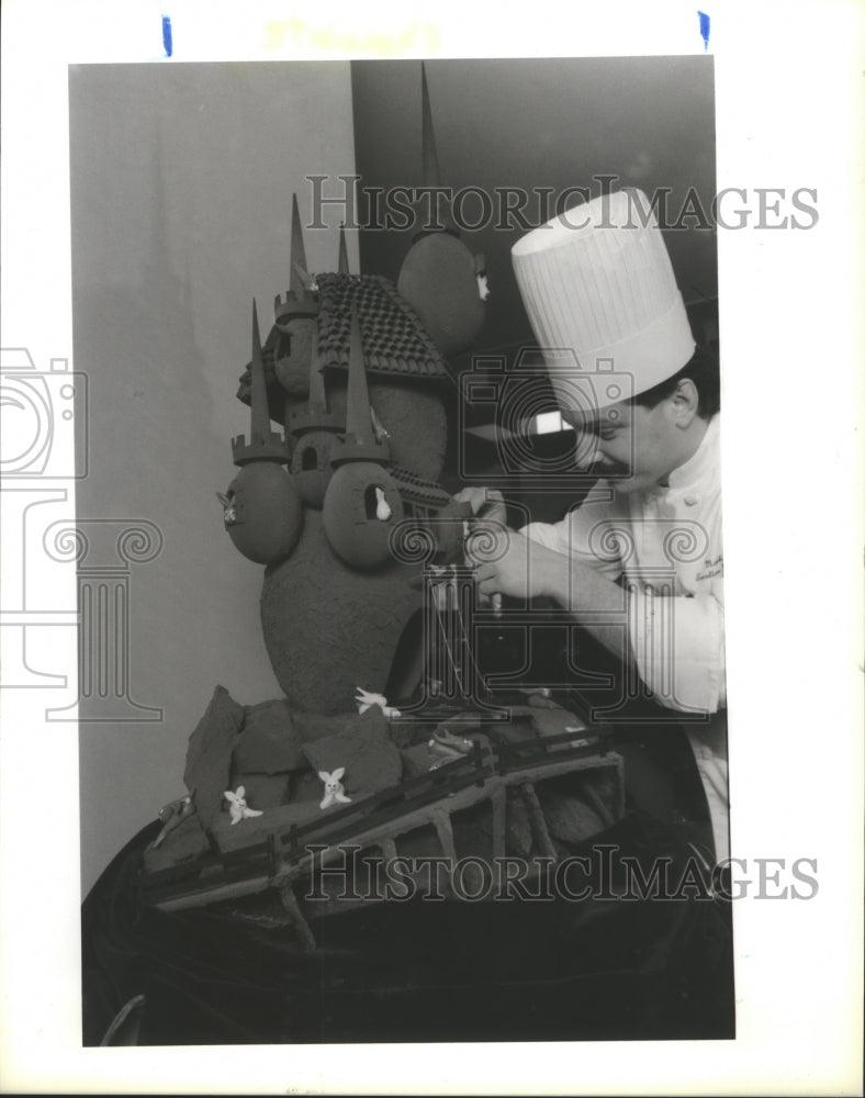 1989 Press Photo Executive Pastry Chef Mark Hetzel Touches Up Chocolate Castle. - Historic Images