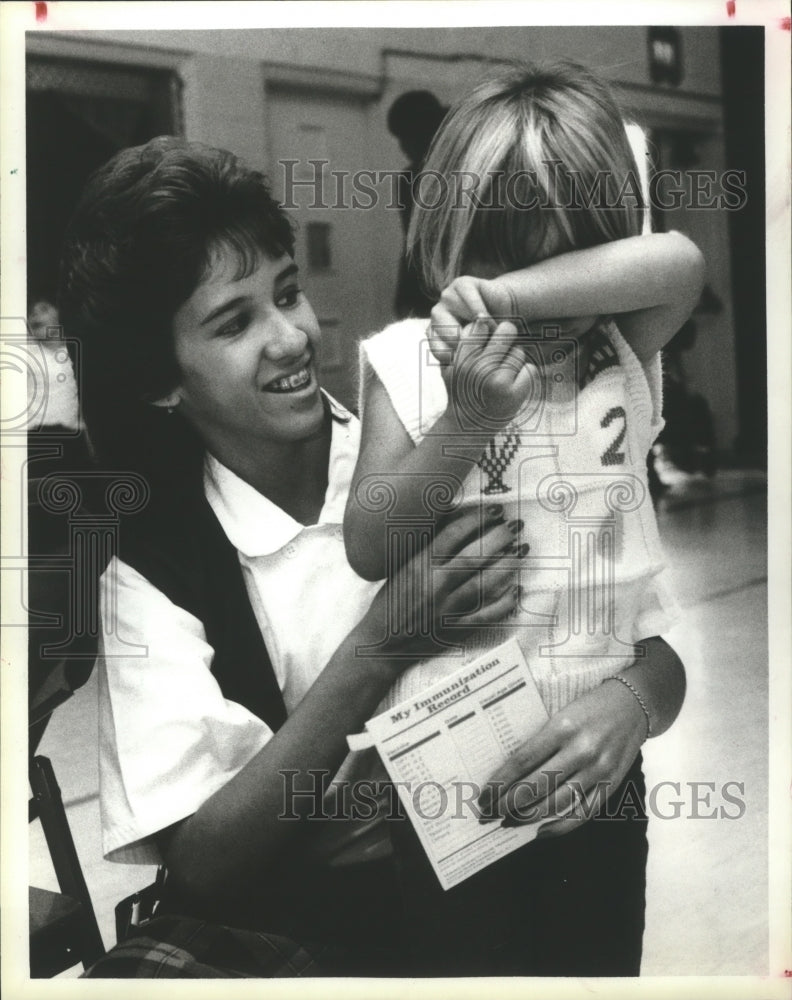 1985 Press Photo Gina Giannone & Lorelei Puebla, Corpus Christi School - Historic Images