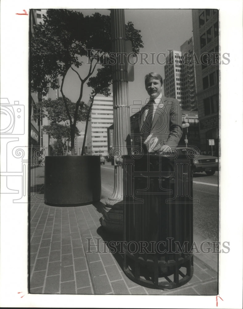 1986 Press Photo Clark Martinson with new trash receptacle for Clean Houston - Historic Images
