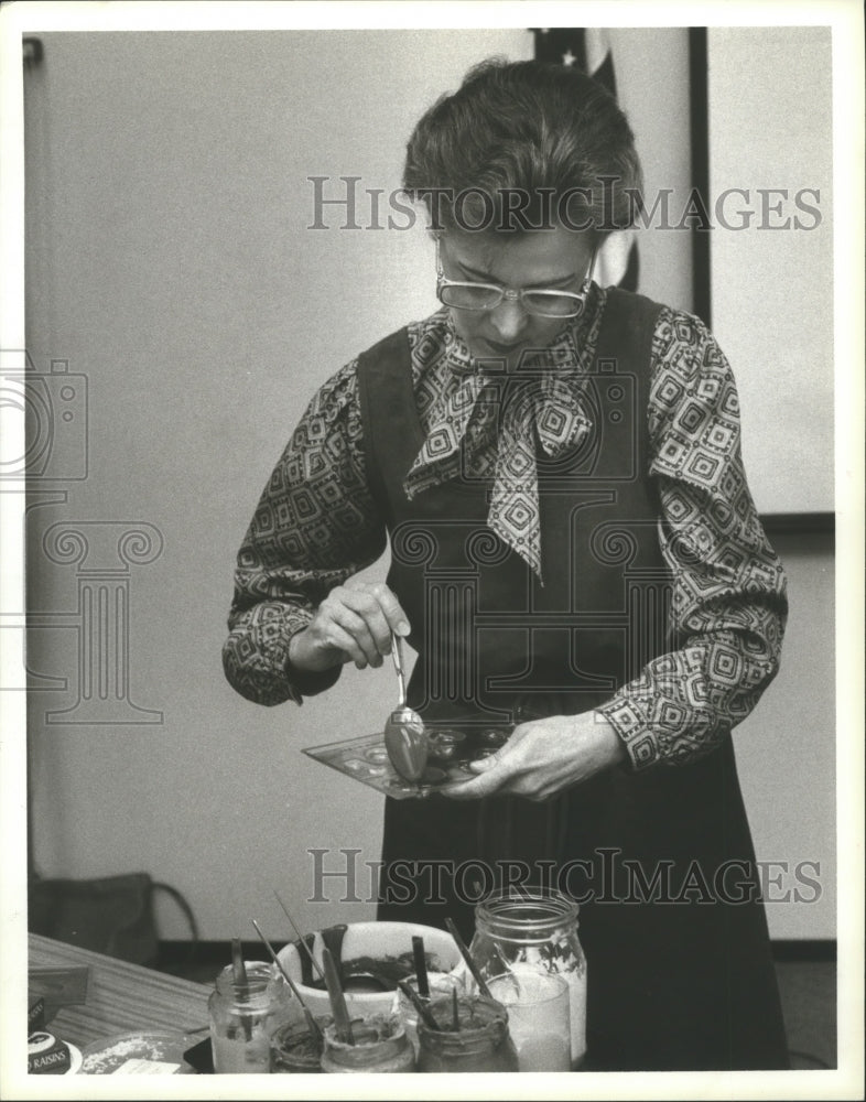 1984 Press Photo Lady Spoons Chocolate on Her Plate. - hca12692 - Historic Images