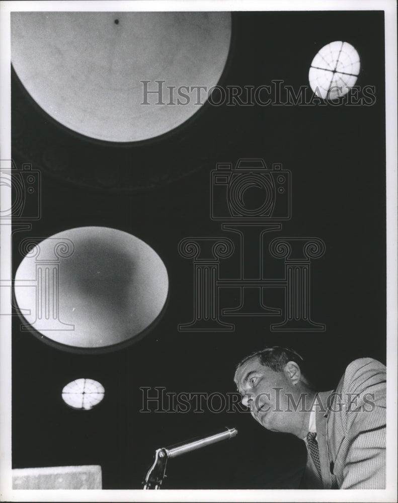 1963 Press Photo Announcer at microphone at City Auditorium in Houston. - Historic Images