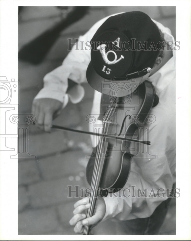 1992 Press Photo John Helton, a Civil War re-enactor, plays violin - hca12717 - Historic Images