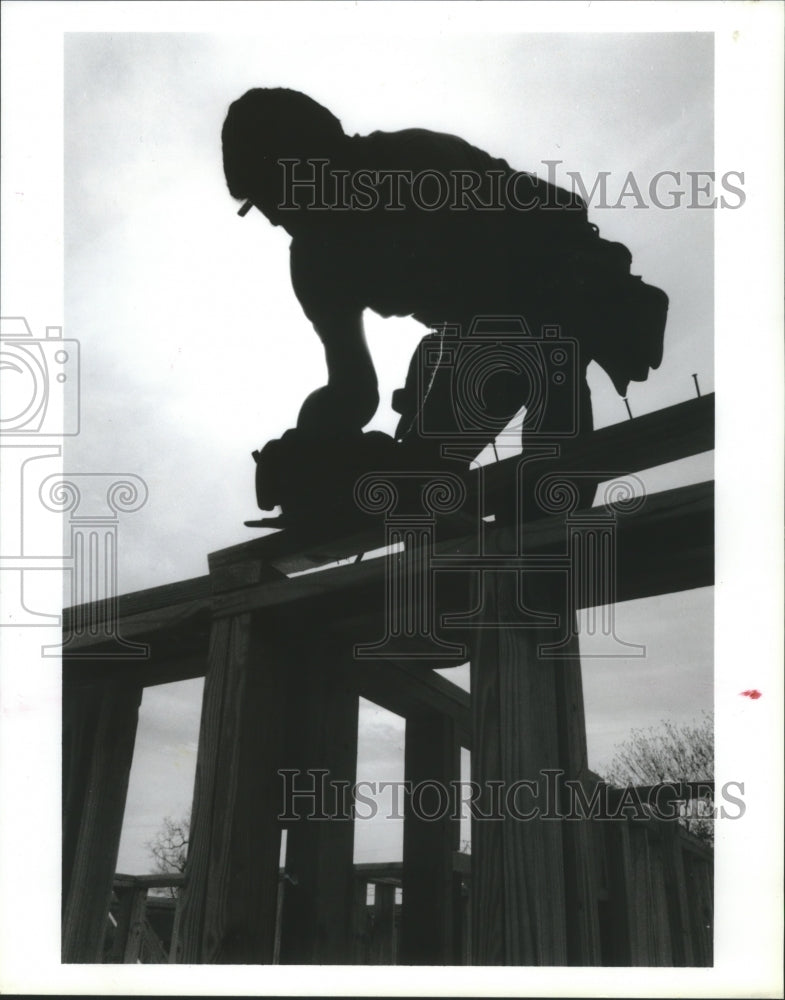 1991 Press Photo Luther Vasquez works on the City Scape Apartments, Houston - Historic Images