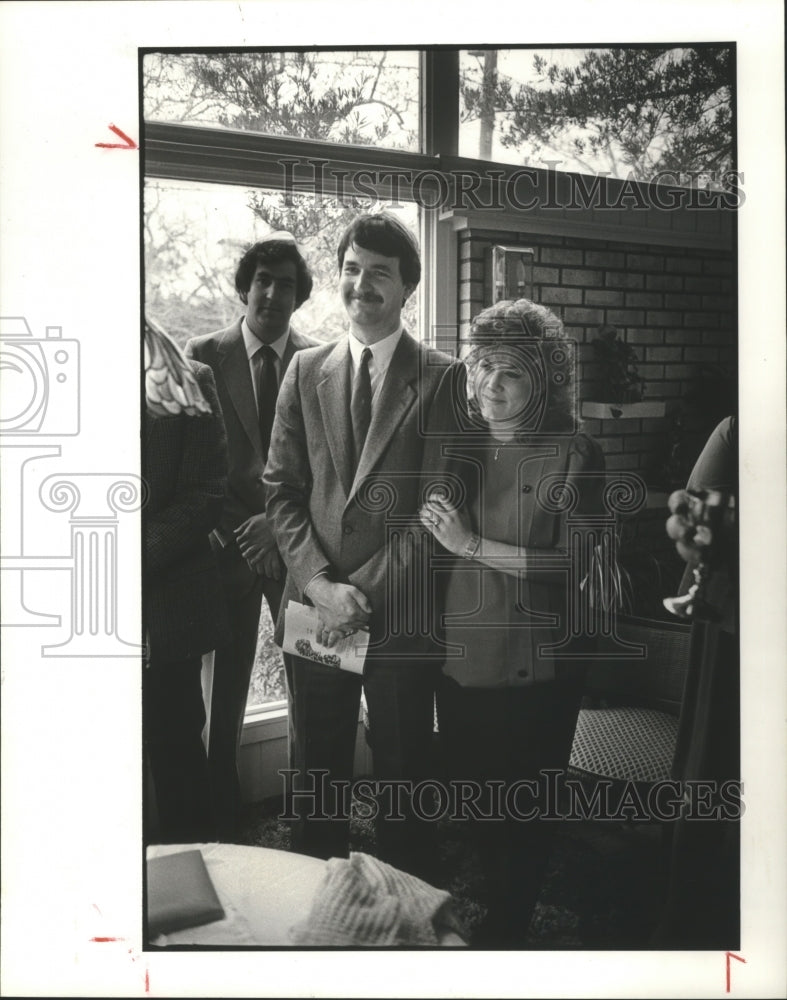 1985 Press Photo Paul & Susan Schatz Attend Son Matthew's Circumcision Ceremony - Historic Images