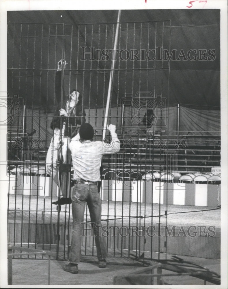 1977 Press Photo Workers Erecting Cat Cages for Circus Vargas Show in Houston. - Historic Images