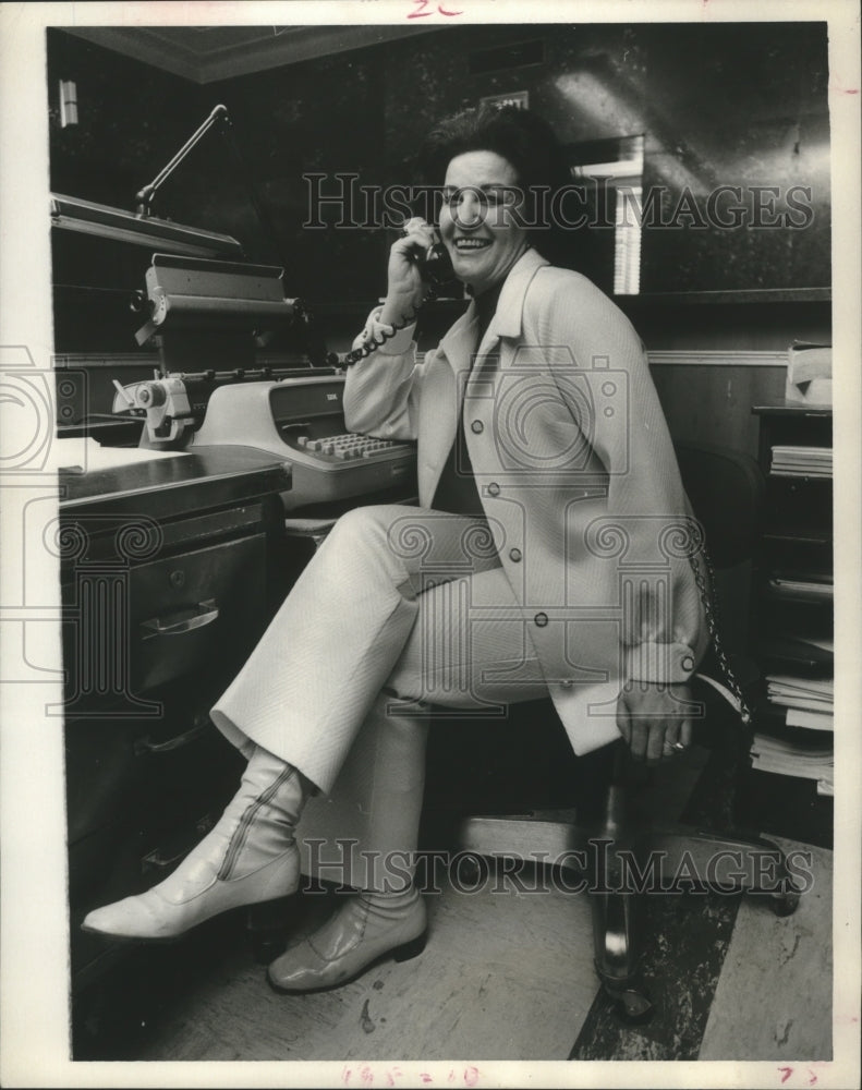 1971 Press Photo City of Houston Employee Faye Sparkman of Public Works on Phone-Historic Images