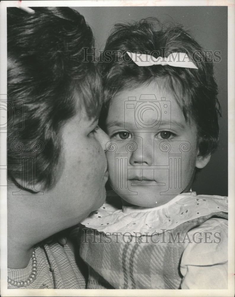 1967 Press Photo Mrs. L. L. Yaklin &amp; Brenda Sue, Houston Naturalization Ceremony - Historic Images