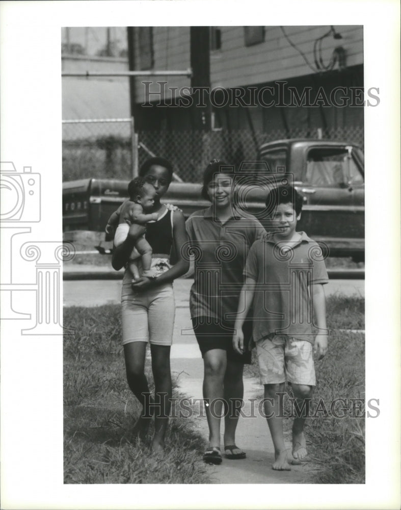 1989 Press Photo Children walking through Clayton Holmes projects, Houston - Historic Images