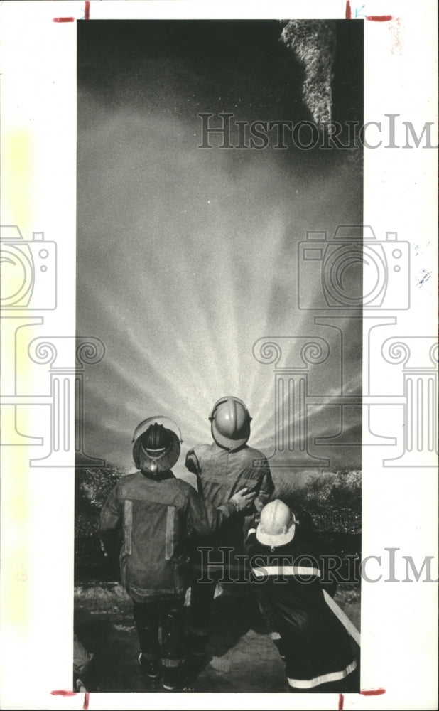 1984 Press Photo Fireman spray water at Brayton Firemen Training Field - Historic Images