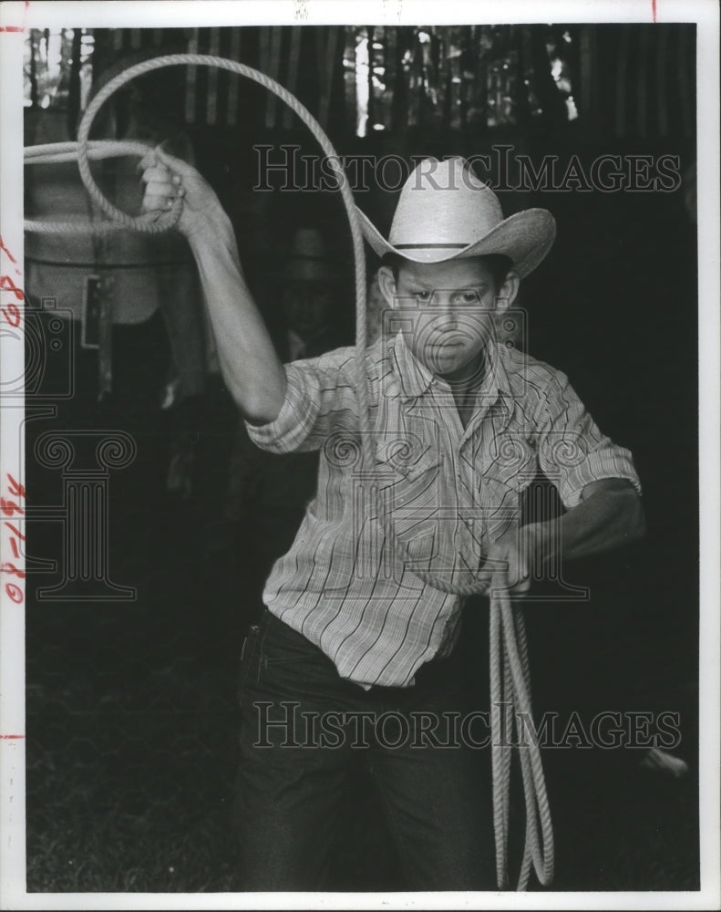 1977 Press Photo Boyd Rice Concentrates on Fast Catch Game Brazoria County Fair. - Historic Images