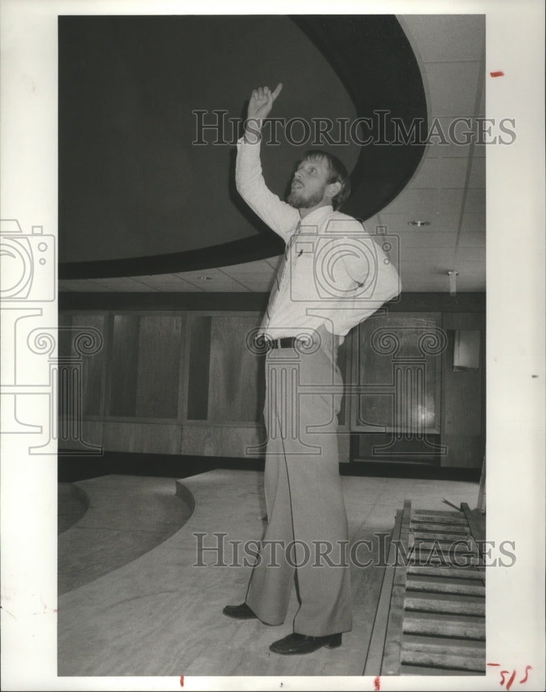 1984 Press Photo Bryan Adams Looks At Brazosport Nature Center &amp; Planetarium, TX - Historic Images